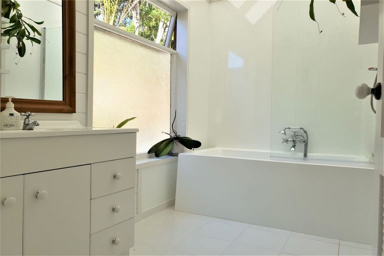 Photo of property in 62 Caton Road, Waitakere, Henderson, 0782