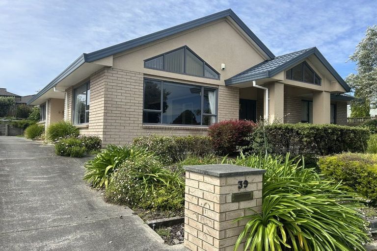 Photo of property in 39 Guildford Drive, Paraparaumu, 5032