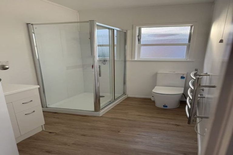 Photo of property in 19 Raleigh Road, Northcote, Auckland, 0627