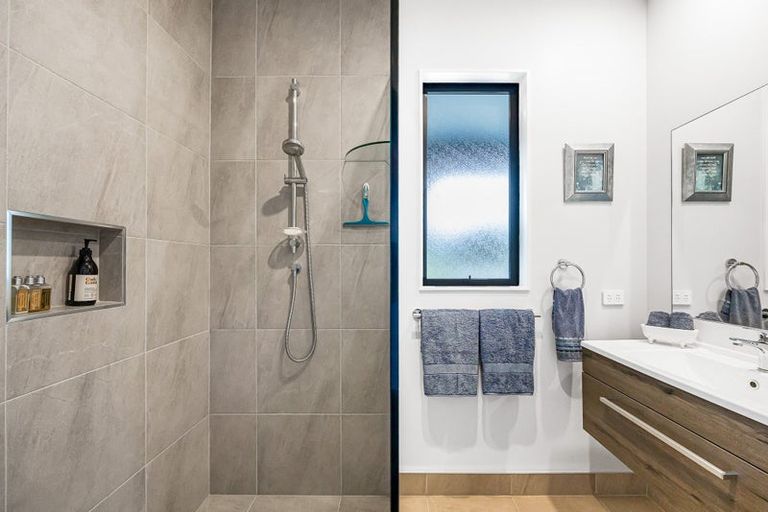 Photo of property in 18 Awanui Crescent, Matakana, 0985