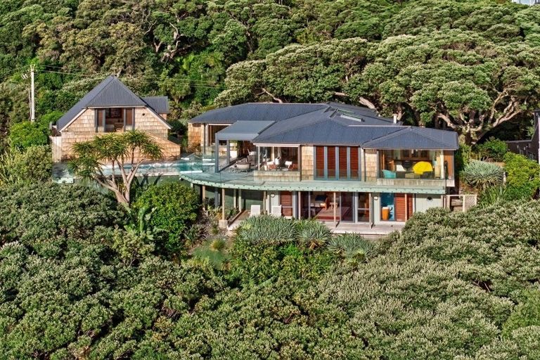 Photo of property in 24 Garden Road, Piha, 0772