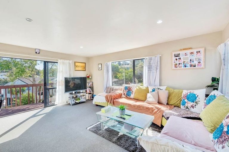 Photo of property in 11 Loughanure Place, Massey, Auckland, 0614