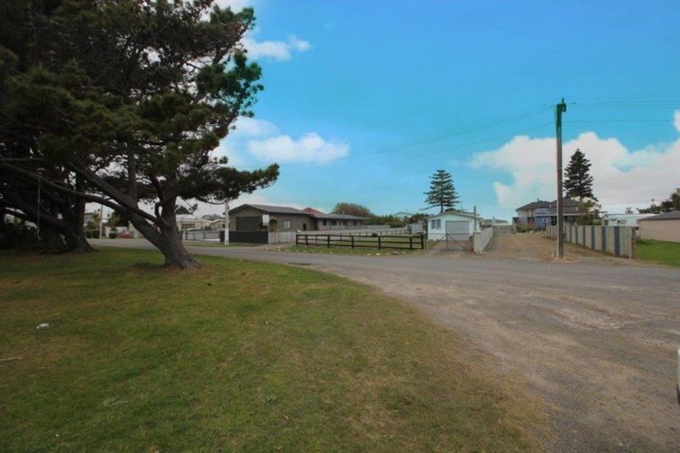 Photo of property in 13 Hall Place, Foxton Beach, Foxton, 4815
