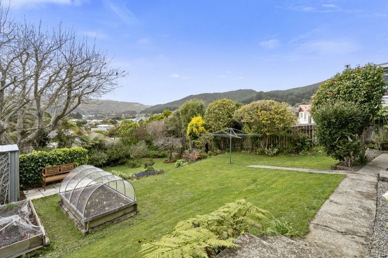 Photo of property in 28 Saint Johns Terrace, Tawa, Wellington, 5028