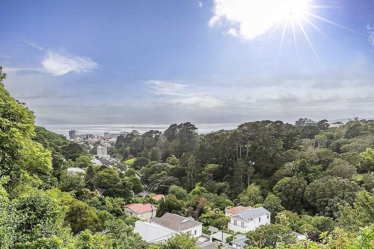 Photo of property in 39 Garden Road, Northland, Wellington, 6012