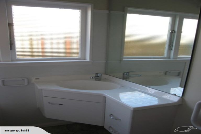 Photo of property in 75 Pahiatua Street, Hokowhitu, Palmerston North, 4410