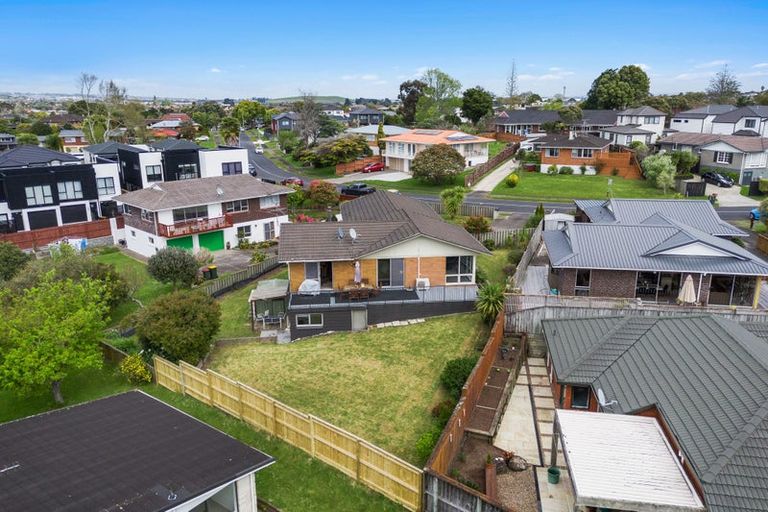 Photo of property in 18 Borrowdace Avenue, Botany Downs, Auckland, 2010