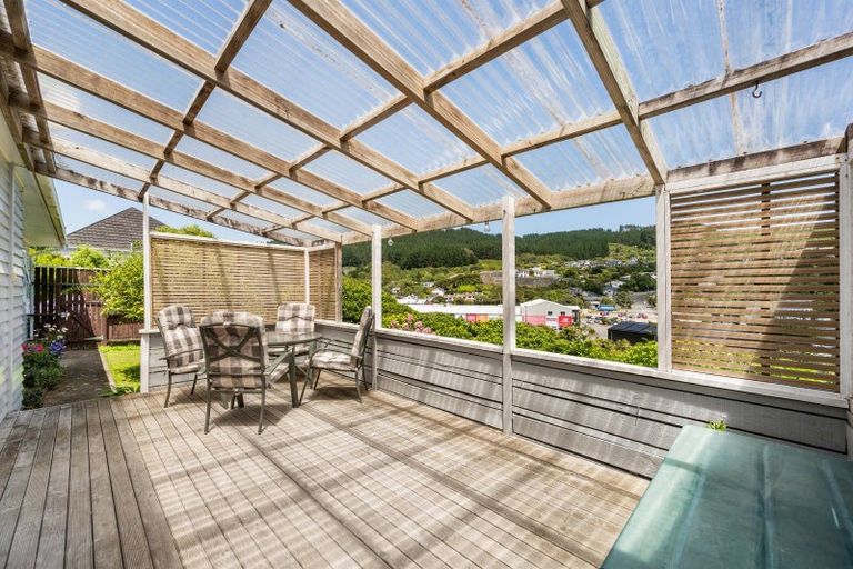 Photo of property in 18 Florio Terrace, Tawa, Wellington, 5028