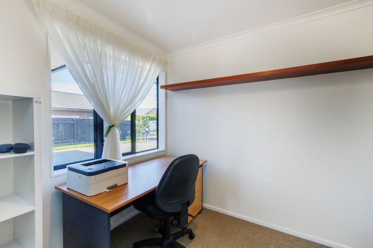 Photo of property in 15 Orlando Way, Kelvin Grove, Palmerston North, 4414