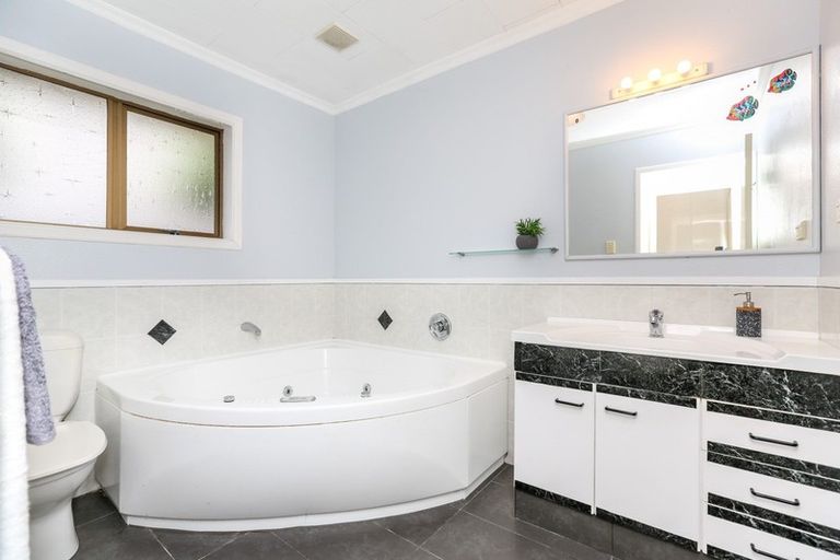 Photo of property in 5 John Guthrie Place, Merrilands, New Plymouth, 4312