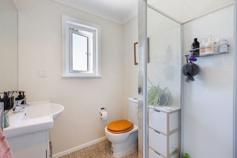 Photo of property in 8 Lyndfield Lane, Newlands, Wellington, 6037