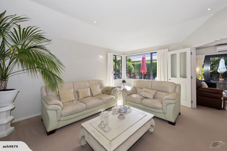 Photo of property in 5 Inca Place, Redwood, Christchurch, 8051