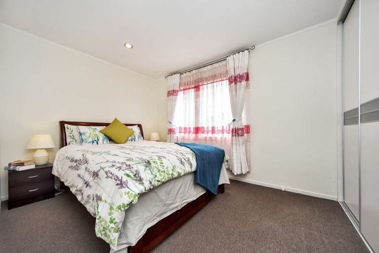 Photo of property in 2a Beazley Place, Glendene, Auckland, 0602