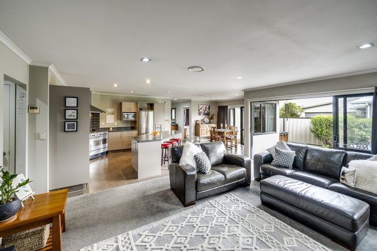 Photo of property in 17 Newbury Place, Taradale, Napier, 4112