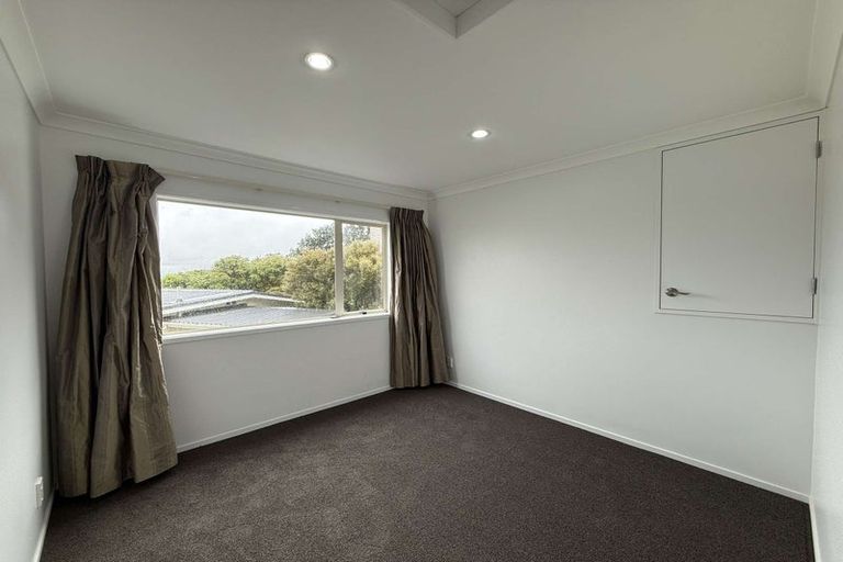 Photo of property in 40c Ruskin Road, Newlands, Wellington, 6037