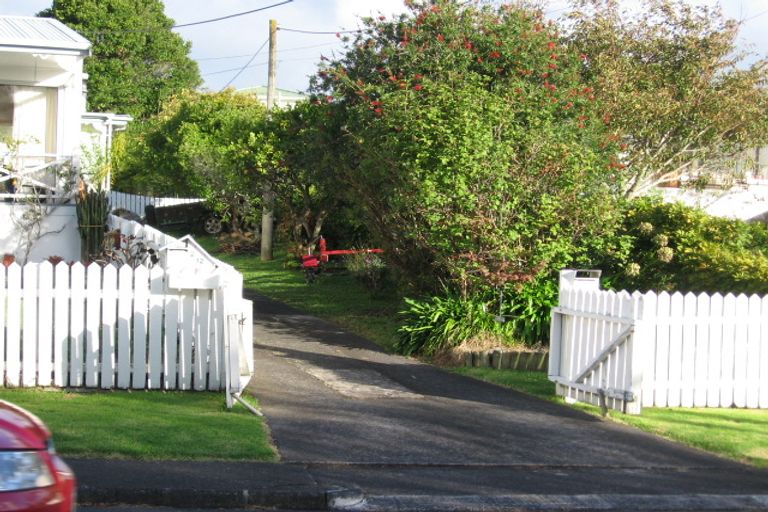 Photo of property in 1/12 Sherwood Avenue, Te Atatu South, Auckland, 0610