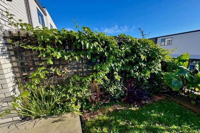 Photo of property in 16 Clay Works Lane, New Lynn, 0600