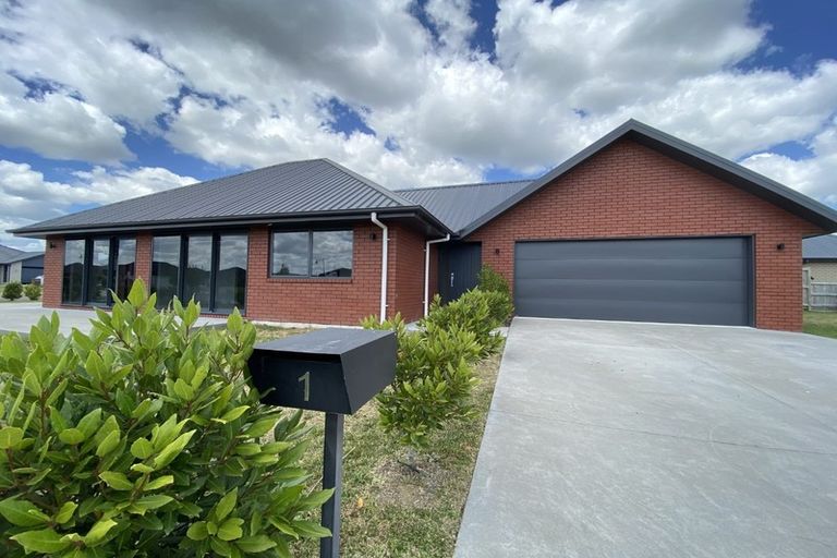 Photo of property in 1 Clifford Close, Leamington, Cambridge, 3432