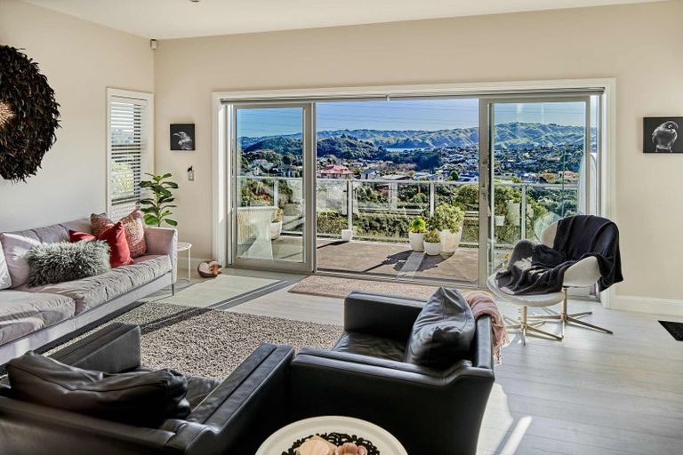 Photo of property in 10 Madeira Close, Whitby, Porirua, 5024