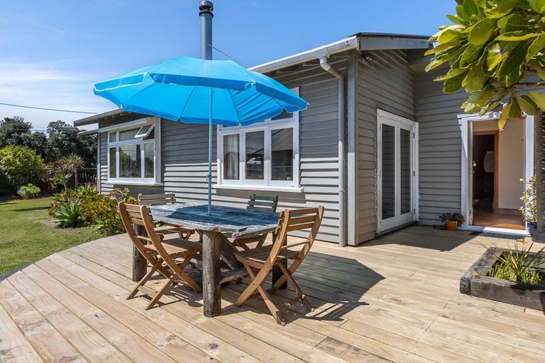 Photo of property in 20 Rauparaha Street, Waikanae Beach, Waikanae, 5036