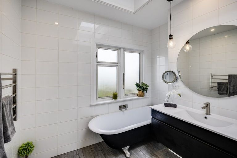 Photo of property in 27 Thompson Road, Bluff Hill, Napier, 4110