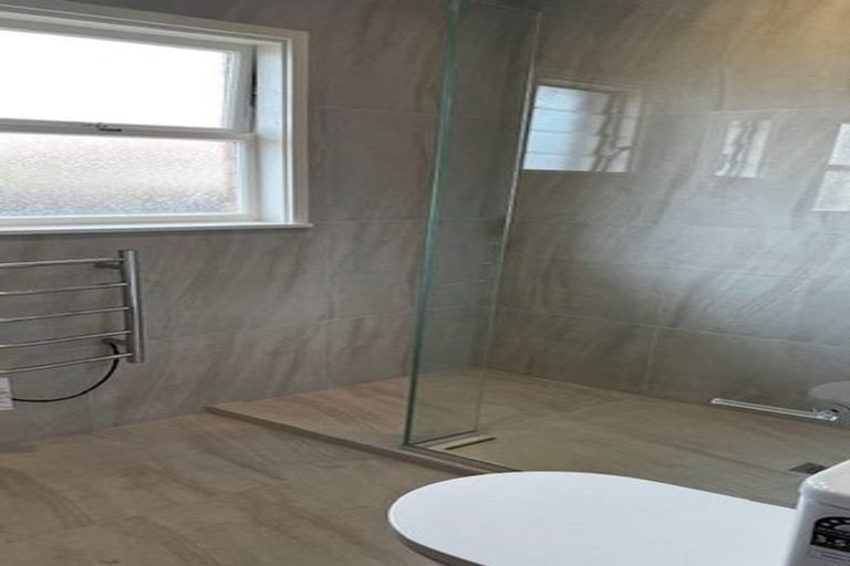 Photo of property in 2/3 Ocean View Road, Hillcrest, Auckland, 0627