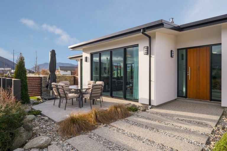 Photo of property in 5 Valley Crescent, Wanaka, 9305