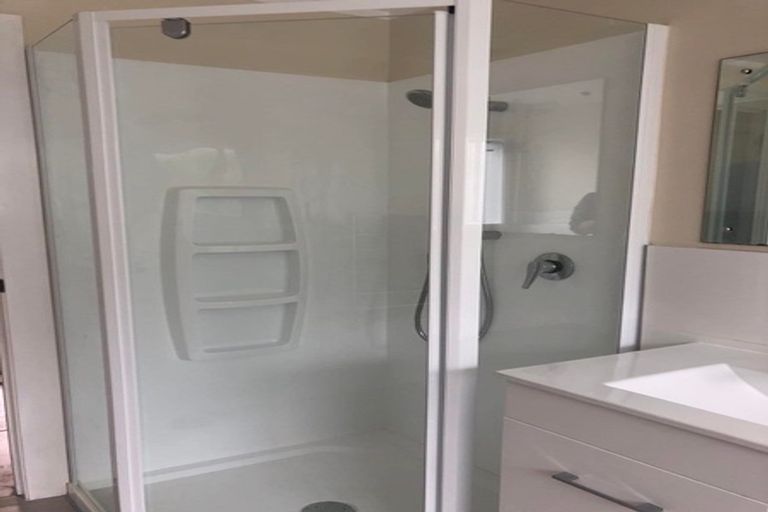 Photo of property in 1/36 Exmouth Road, Northcote, Auckland, 0627