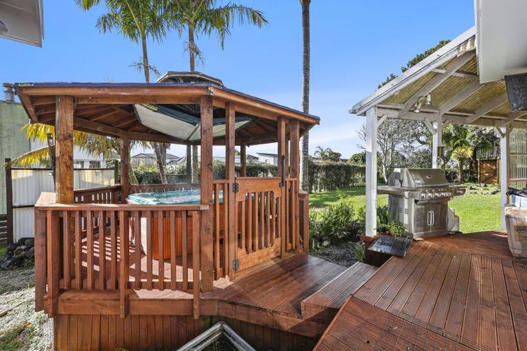 Photo of property in 44 Farquhar Road, Glendene, Auckland, 0602