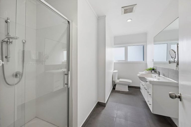 Photo of property in 26 Pickwick Parade, Mellons Bay, Auckland, 2014