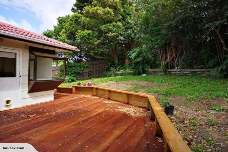 Photo of property in 33 John Downs Drive, Browns Bay, Auckland, 0630