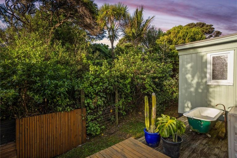 Photo of property in 132 Seaview Road, Piha, New Lynn, 0772