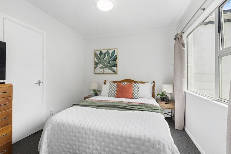 Photo of property in 2/102 Endeavour Street, Lyall Bay, Wellington, 6022