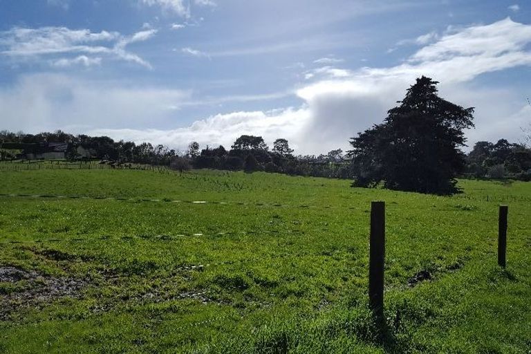 Photo of property in 400 Waitakere Road, Taupaki, Henderson, 0782