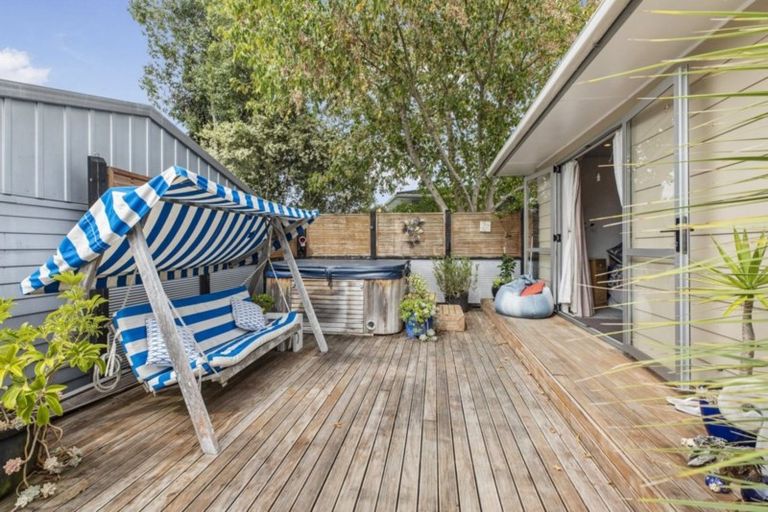 Photo of property in 8 Allington Road, Massey, Auckland, 0614