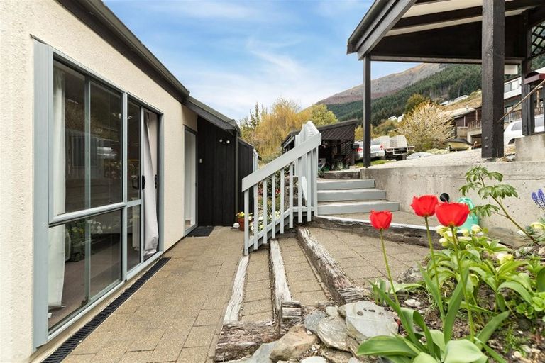 Photo of property in 18b Cameron Place, Fernhill, Queenstown, 9300