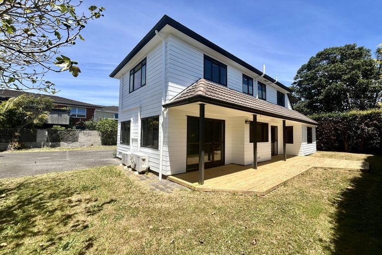 Photo of property in 2/5 Seacliffe Avenue, Belmont, Auckland, 0622