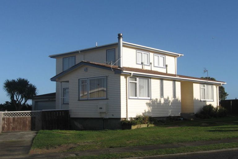 Photo of property in 121 Gloaming Hill, Titahi Bay, Porirua, 5022