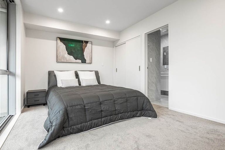 Photo of property in 1/10 Vinifera Place, Fairview Heights, Auckland, 0632