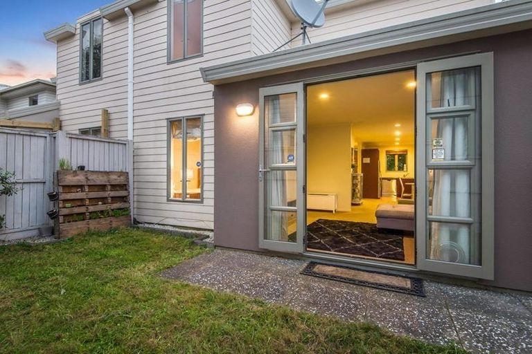 Photo of property in 37 Verdale Circle, Glen Eden, Auckland, 0602