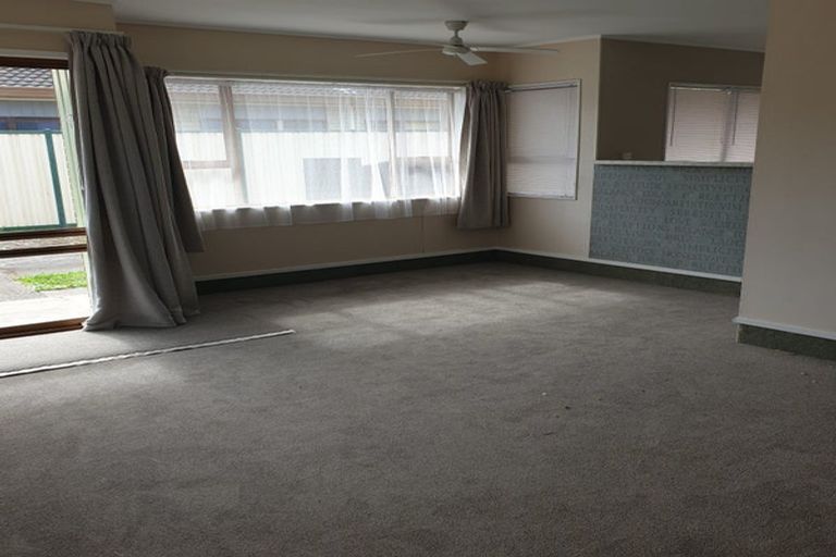 Photo of property in 17a Edgewater Parade, Waiuku, 2123