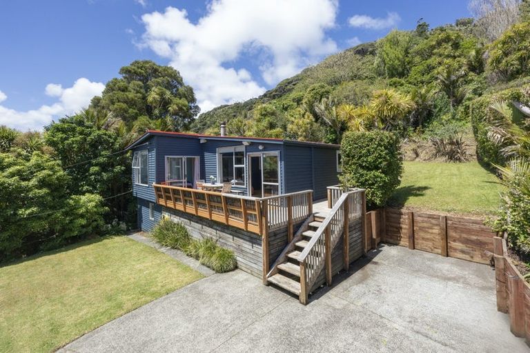 Photo of property in 30 Piha Road, Piha, New Lynn, 0772