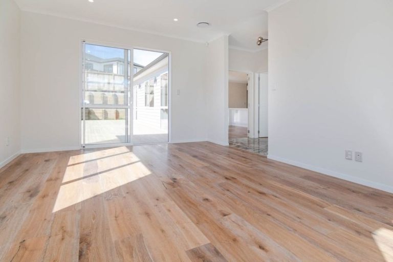 Photo of property in 8 Franheim Crescent, Orewa, 0931