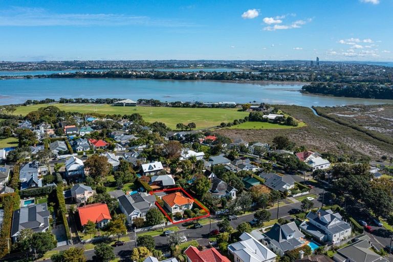 Photo of property in 1/27 Summer Street, Stanley Point, Auckland, 0624