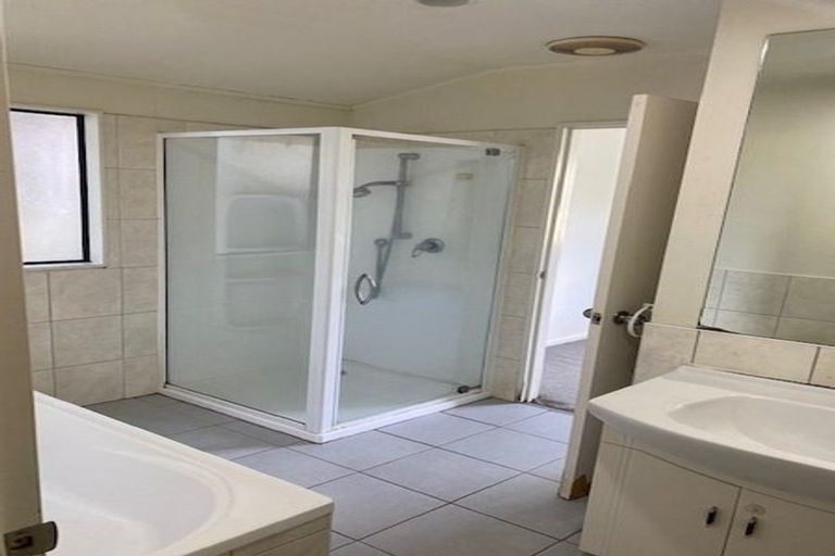 Photo of property in 3a Louise Place, West Harbour, Auckland, 0618