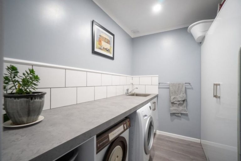 Photo of property in 9 Linmor Place, Terrace End, Palmerston North, 4410