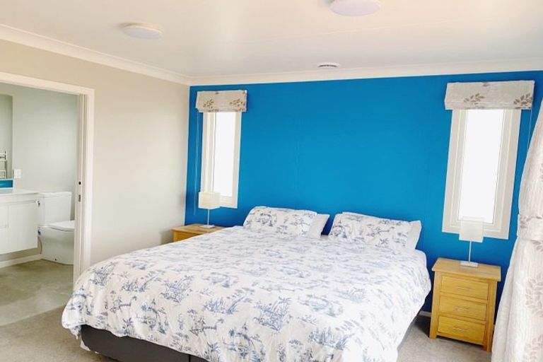 Photo of property in 18 Monaco Grove, Fitzherbert, Palmerston North, 4410