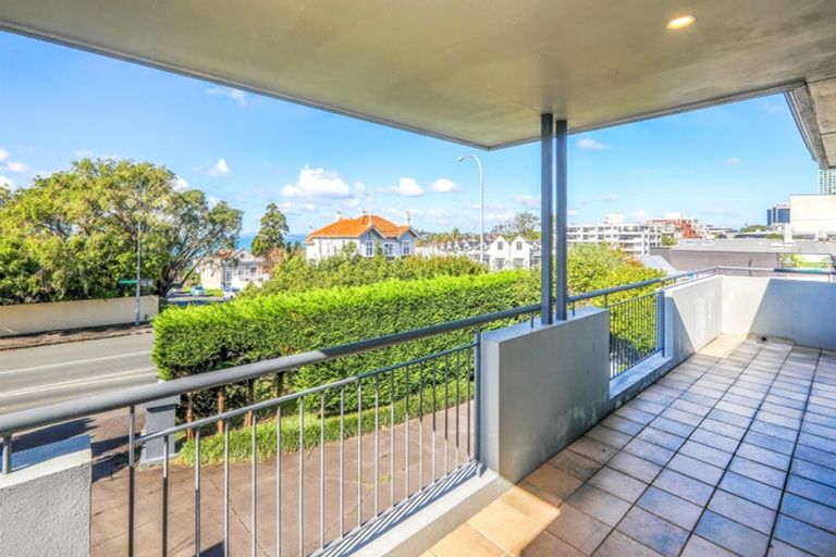 Photo of property in 190 Hurstmere Road, Takapuna, Auckland, 0622
