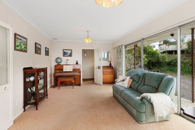 Photo of property in 3a Saint Johns Terrace, Tawa, Wellington, 5028