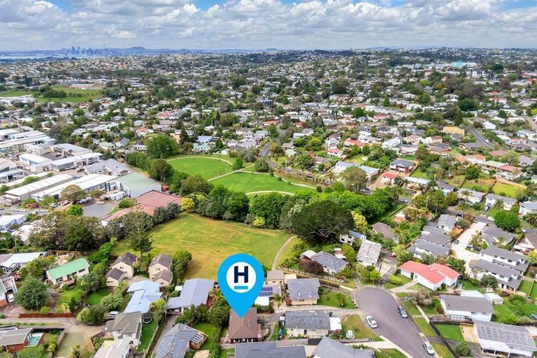 Photo of property in 2/8 Mchardy Place, Glenfield, Auckland, 0627